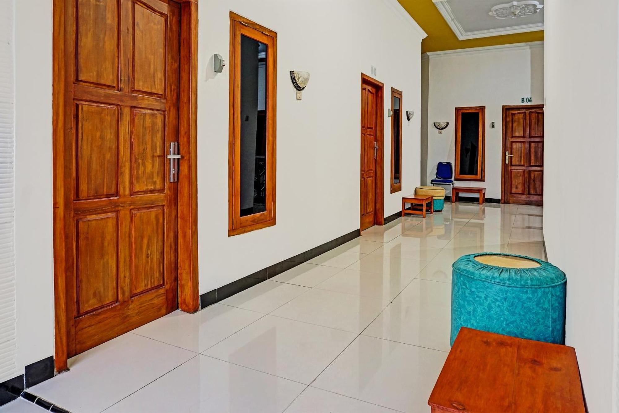 Oyo 91599 Penginapan Mutiara Madiun Exterior foto