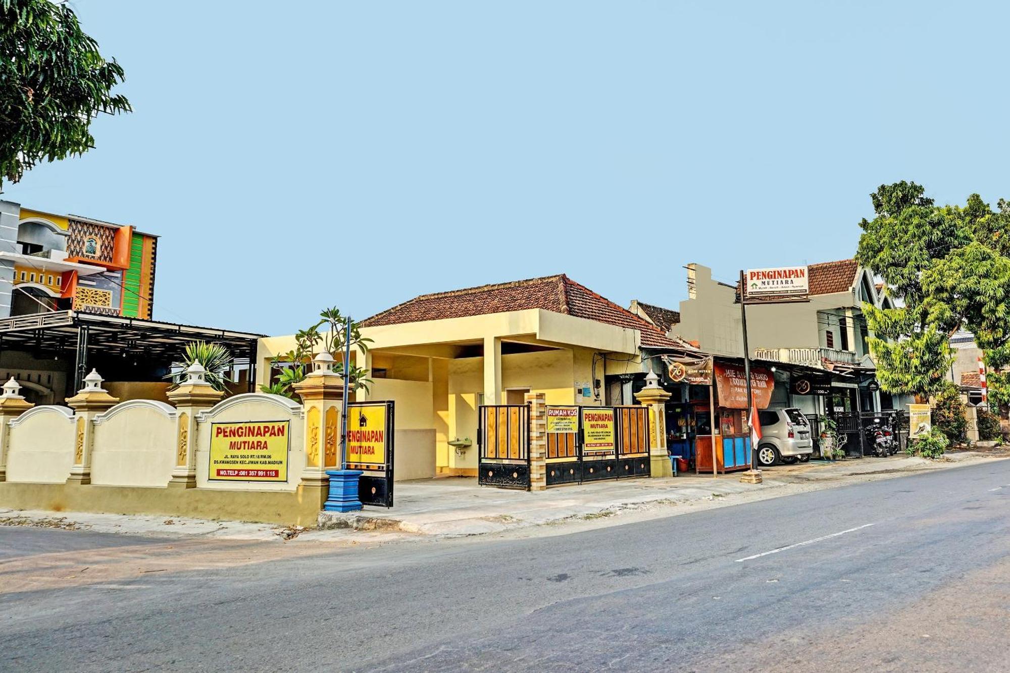 Oyo 91599 Penginapan Mutiara Madiun Exterior foto